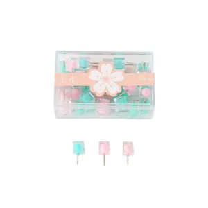 Set de punaises carrées colorées avec boîte de rangement transparente pour tableaux et photos.