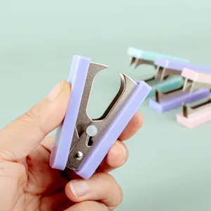 Extractor de grapas pastel portátil, mini herramienta de papelería de oficina para fácil uso.