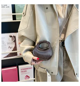 Sac trotteur rayé au design de niche élégant avec poignée anneau et chaîne pour femme.