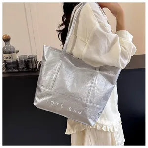 Silberne Metallic-Tasche, wasserdichtes PVC-DuPont-Papier, große Kapazität, lässige Schultertasche.