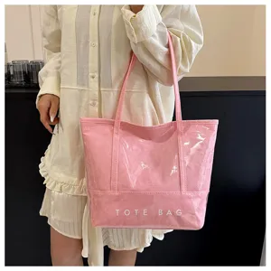 Rosa glänzende Shopper Tasche Detail zeigt robustes Material und klaren Aufdruck.