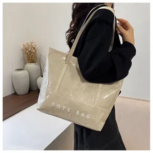 Detailansicht der wasserdichten PVC-Tasche mit klarer Textur und modischem Schulterriemen.