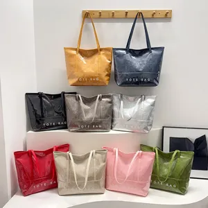 Wassereichte PVC-Tote-Bag mit grossem Fassungsvermoegen, ideal als Alltagstasche.