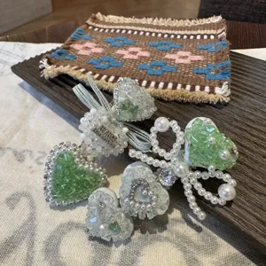 Barrette à cheveux cœur en cristal vert menthe fait main avec nœud en perles élégant