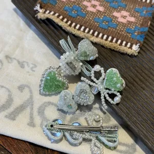 Barrette à cheveux cœur en strass vert menthe avec nœud en perles, joli accessoire.