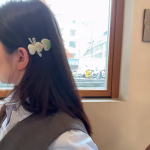 Pince à cheveux cœur strass vert menthe avec détail nœud perle pour femmes et filles