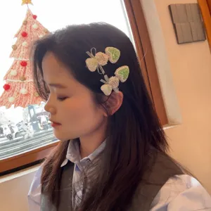 Pinces à cheveux cœur strass vert menthe style coréen avec élégant design de nœud de perles.