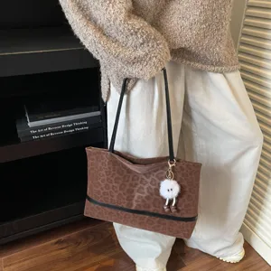 Detailansicht der großen Damen Leomuster Tote Bag mit einem niedlichen Plüschanhänger.