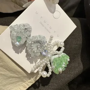 Vue détaillée de la pince à cheveux nœud en perles et cœur en cristal vert menthe