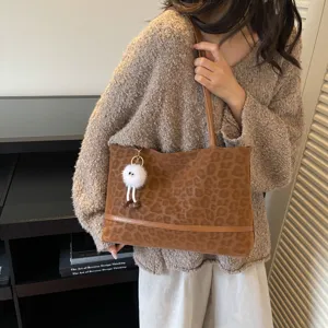 Braune Leo-Muster Tote Tasche mit Plüsch-Anhänger, große Kapazität modische Schultertasche.