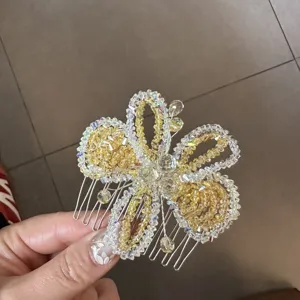Détail peigne à cheveux papillon perlé, accessoire cheveux strass pour coiffure élégante.