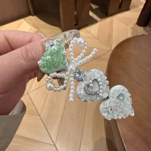 Barrette à cheveux cœur strass vert menthe avec nœud perle, détail pince frange douce.