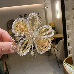 Gros plan d'un peigne à cheveux papillon en strass cristal scintillant avec fil délicat.
