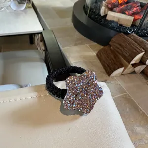 Chouchou noir avec étoile en strass scintillante pour coiffure tendance en queue de cheval.