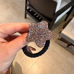 Élastique à cheveux étoile en strass scintillant avec bande noire élastique pour queues de cheval.