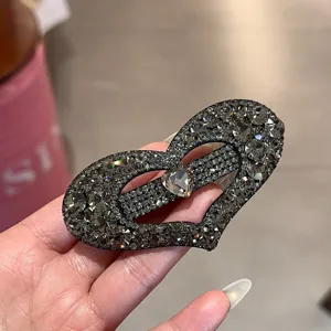 Barrette à cheveux cœur en strass scintillants accessoire élégant pour coiffure femme.