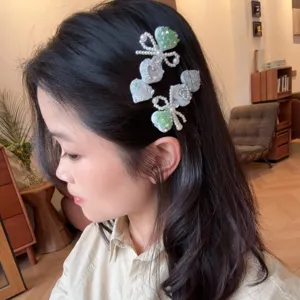 Pince à cheveux nœud perle cœur strass vert menthe détail, accessoire de coiffure élégant pour fille.