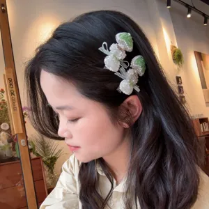 Élégantes pinces à cheveux en perles vert menthe pour femmes, accessoires stylés.