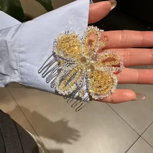 Gros plan détaillé du peigne à cheveux en perles de cristal, design floral étincelant.