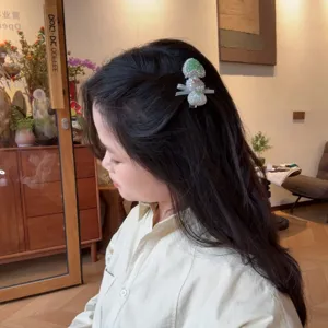 Pince à cheveux perle vert strass champignon nœud, détail de barrette latérale femme.