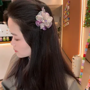 Chic crystal flower hair clip for women, sparkling rhinestone side barrette, elegant hair accessory.
