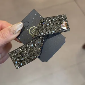 Pince à cheveux nœud strass scintillants pour coiffures élégantes, accessoire chic femmes.