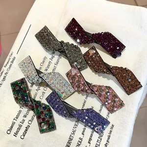 Vue détaillée de jolies pinces à cheveux en strass colorés pour femmes élégantes.