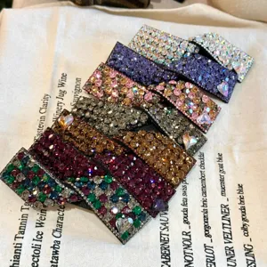 Détail de pinces à cheveux scintillantes en strass, barrettes élégantes en cristal pour femmes.