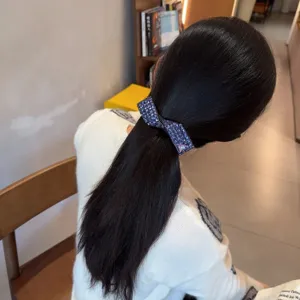 Détail de pince à cheveux nœud strass bleu scintillant, élégante barrette pour coiffure.