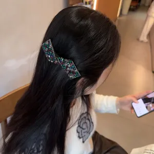 Barrette a cheveux noeud torsade strass pour coiffures elegantes, accessoire cheveux brillant.