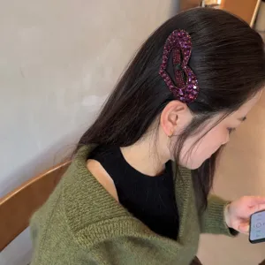 Détail de pince à cheveux cœur en strass étincelant, élégante épingle amour mauve