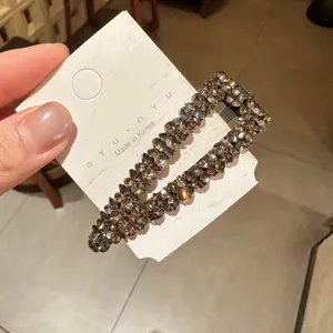 Λεπτομερής λήψη κορεατικού στιλ λαμπερού τσιμπιδιού μαλλιών με πολυτελή κρύσταλλα.