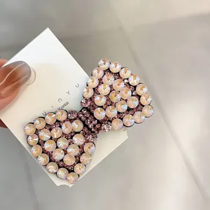 Pince à cheveux nœud en strass scintillants, accessoire élégant en cristal pour femmes.