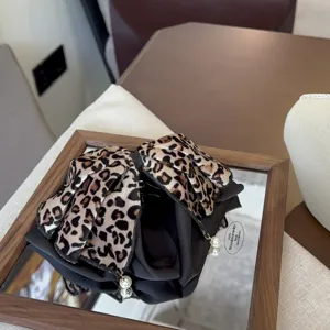 Detailansicht der koreanischen Retro Herbst Winter Leo Haarspange mit Perlen Schleife.