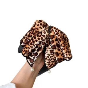Leopardenmuster Samt Schleife Haarklammer mit Perlen Anhänger Elegante Herbst Winter Haarspange