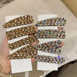 Vue détaillée de pinces à cheveux scintillantes en strass sur cartes, barrettes brillantes.