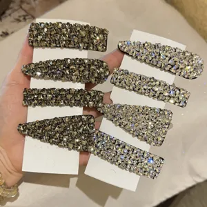 Gros plan de pinces à cheveux en strass étincelantes, superbes barrettes pour femmes.