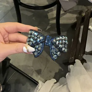 Λεπτομέρεια κλιπ μαλλιών με μπλε φιόγκο στρασ, αστραφτερό κρυστάλλινο ελατήριο κλιπ.