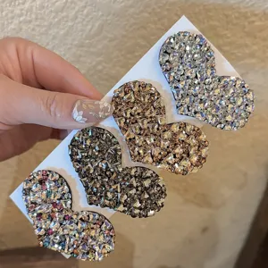 Détail de pinces à cheveux cœur en strass étincelant, accessoires élégants pour femmes.