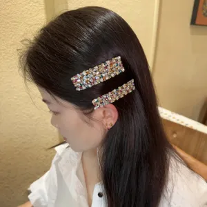 Pinces à cheveux en strass étincelantes pour femmes, pinces à frange élégantes et accessoires brillants.