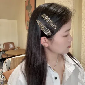 Pince à cheveux en strass scintillants pour femmes, pinces latérales élégantes pour style.