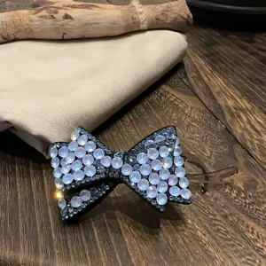 Vue détaillée de la barrette nœud strass, accessoire de cheveux en cristal brillant.