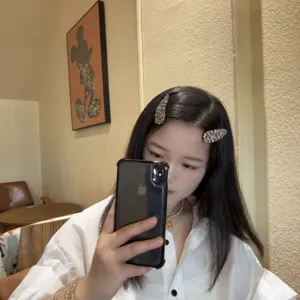 Vue détaillée de l'épingle à cheveux en strass étincelante, pince à cheveux élégante.