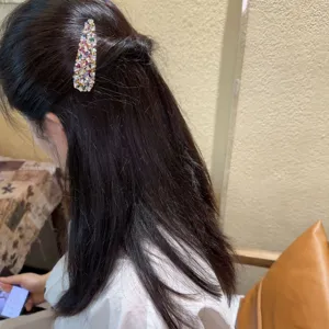 Pince à cheveux strass scintillante pour femmes, élégante épingle latérale en cristal pour style.