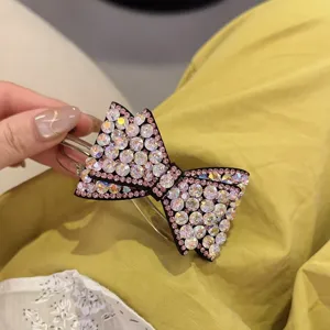 Pince à cheveux noeud strass vue détail avec cristaux scintillants et clip en métal.