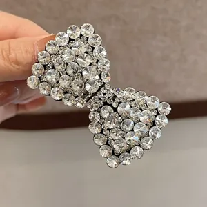 Pince à cheveux nœud en cristal étincelant, épingle élégante strass vue détaillée, accessoire mode.