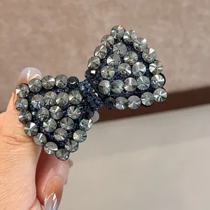 Pince à cheveux nœud strass scintillants pour femmes, accessoire élégant en cristal.