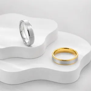 Conjunto de anillos de pareja de acero inoxidable, textura cepillada y bordes pulidos.