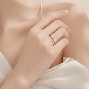 Anillo de acero inoxidable con diamante único cepillado mate, detalle para parejas.