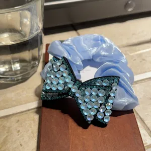 Scrunchie capelli fiocco strass raso blu dettaglio primo piano, accessorio cristallo luminoso.